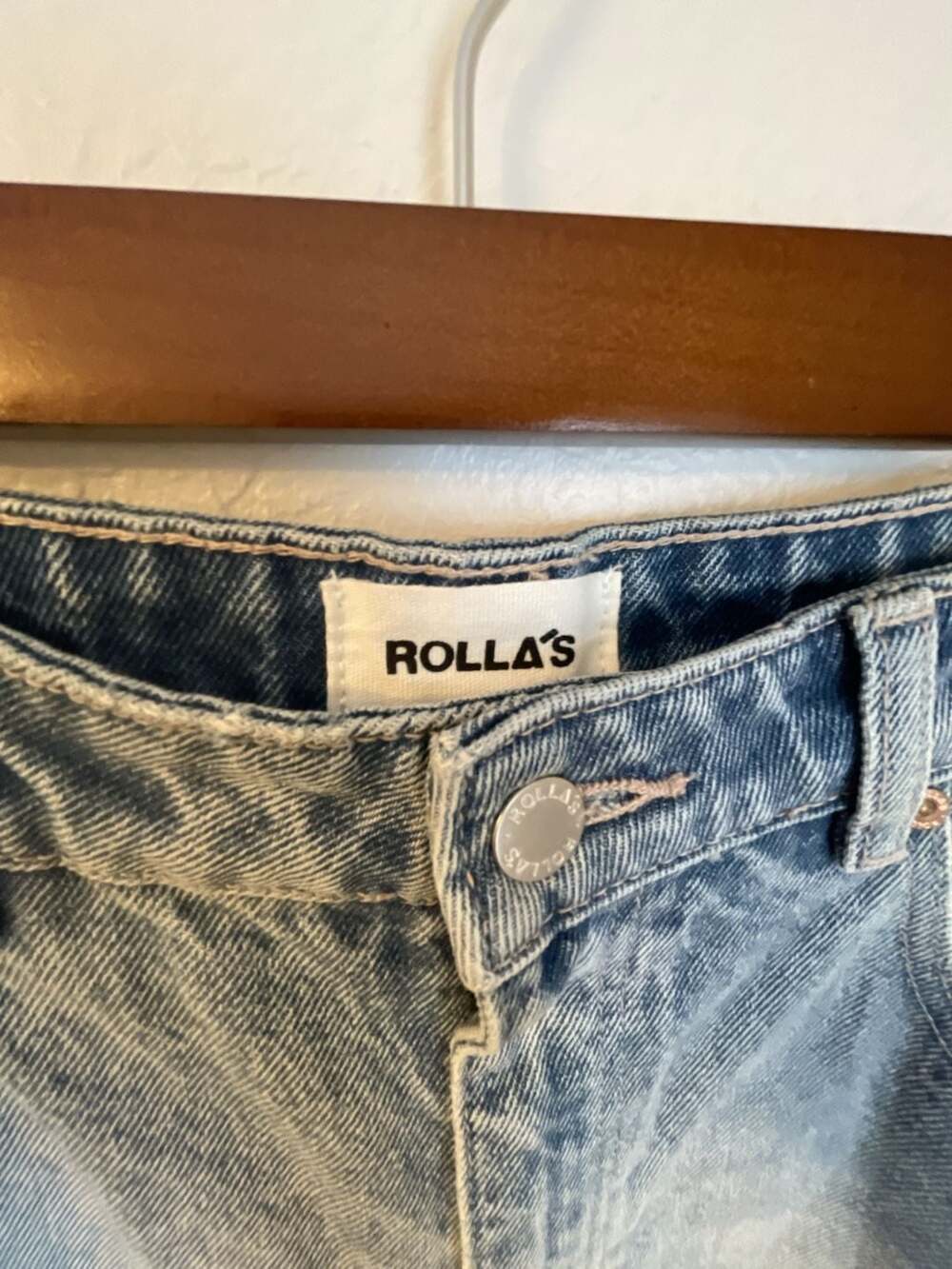 Rolla's Elle Super High Rise Relaxed Distressed Light Wash Jean
Size 26
Aussie 8